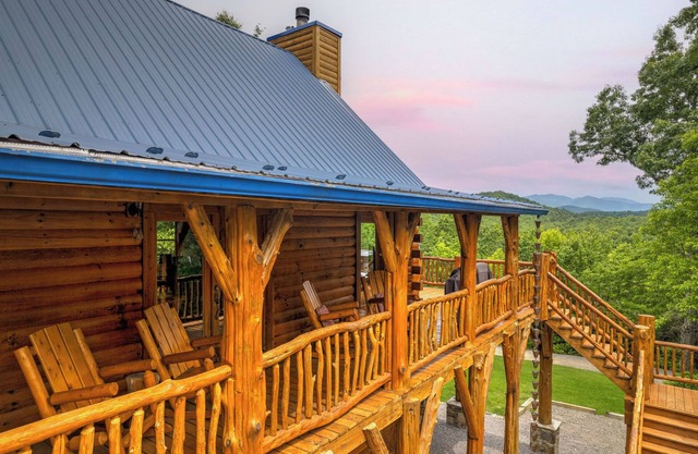 LONG RANGE VIEWS/HOT TUB/FIREPLACE/GAME ROOM/CREEK/TRAILS