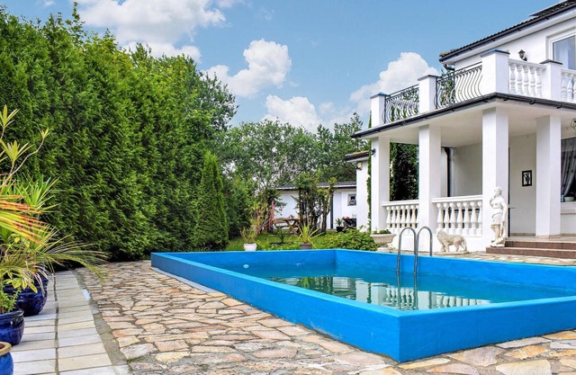 Look forward to a wonderful family vacation in this vacation home with shared outdoor pool