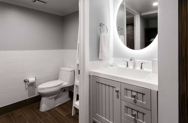 Look No Further! Free Parking, Pets Allowed, Onsite Pool, Near Seven Mile Bridge