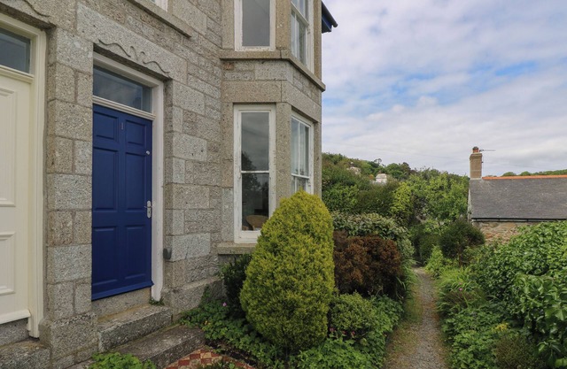 LOOKOUT, family friendly, with a garden in Mousehole