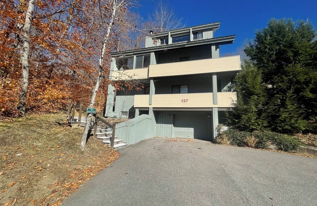 Loon Family Getaway w/ski shuttle, garage and view