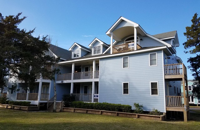 Loon's Loft: Wonderfully furnished condo centrally located. Pool.