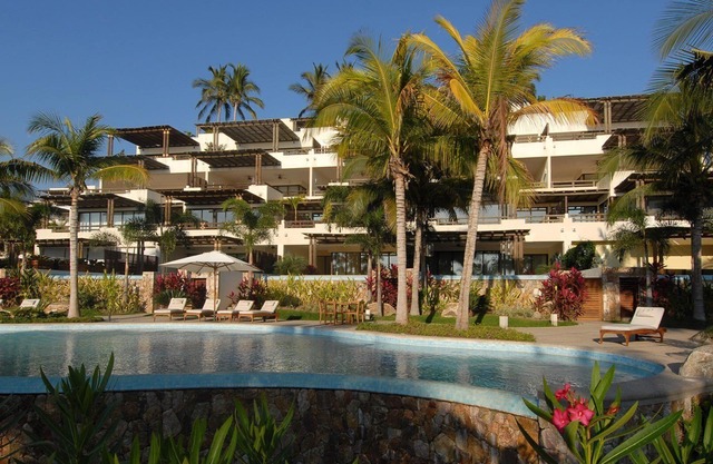 Los Veneros beachfront - with personal chef and jacuzzi - next to the W hotel.
