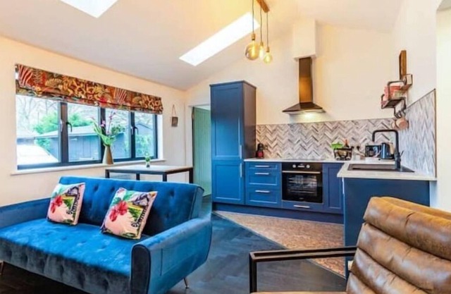 Lottie's Luxurious Lodge, Dogs Welcome, Parking