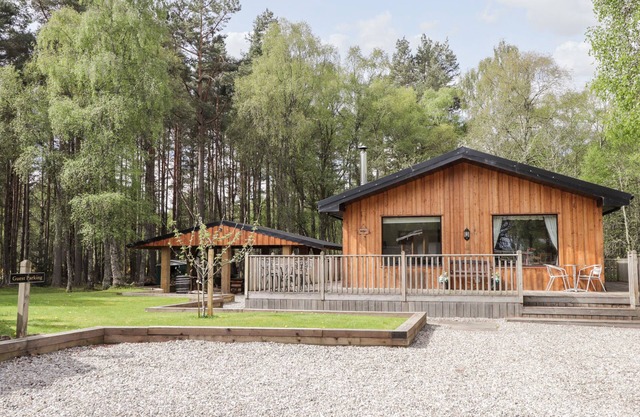 LOVAT HIGHLAND BOTHY, romantic, character holiday cottage in Beauly