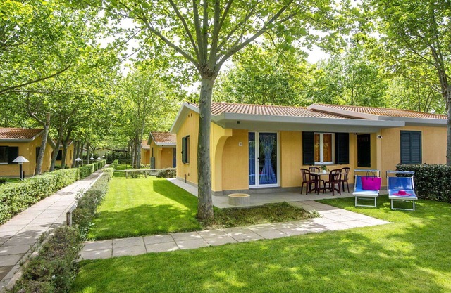 Lovely apartment in villa for 3 guests with WIFI, pool, A/C, TV, patio and parking
