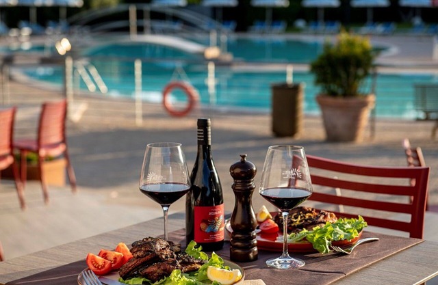 Lovely apartment in villa for 4 guests with hot tub, WIFI, A/C, pool, TV, terrace and parking