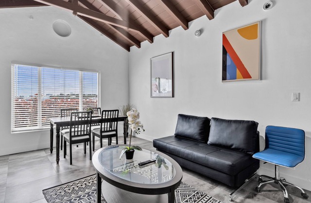 Lovely 1 BR Walking Distance To Ocean - Suite 1