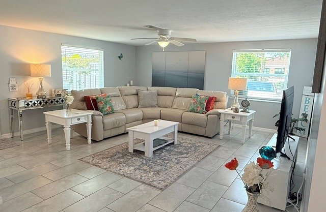 LOVELY 2- BEDROOM CONDO 7 MINUTES FROM SIESTA KEY