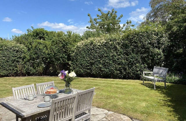 * LOVELY 2 BEDROOM COTTAGE, GREAT LOCATION *