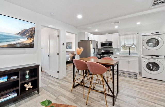 Lovely 2 Bedroom only 7 miles away from Disneyland!
