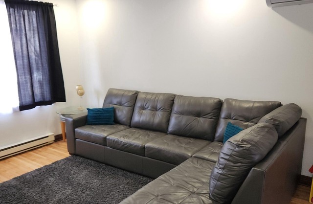 Lovely 2 bedroom rental unit close to all amenities