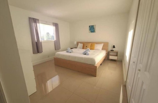 Lovely 3-bedroom rental unit w/free parking - C4