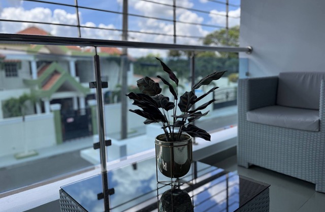 Lovely 3-bedroom condo with free parking