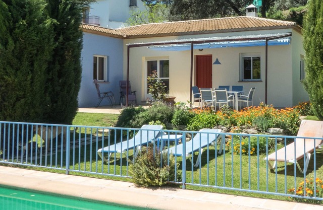 Lovely 3 bedroom cottage in quiet valley, organic gardens, private fenced pool