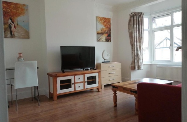 Lovely 3 Bedrooms Flat Near Romford Station With Free Parking