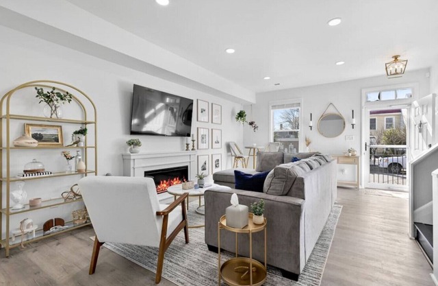 Lovely 3-BR Old Town Townhouse