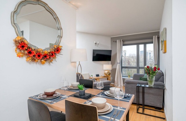 Lovely 3BD Flat, Parking, sleeps SIX close to O2