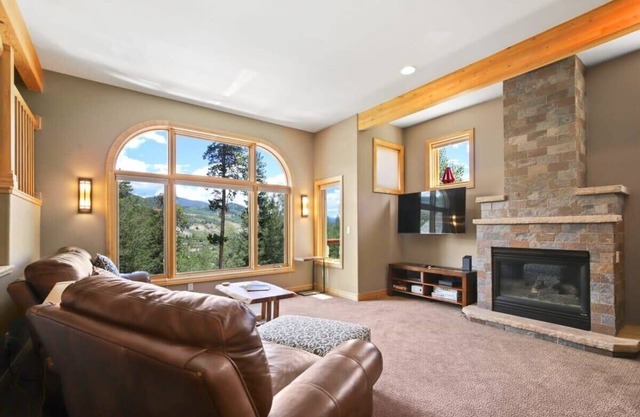 Lovely 3BR w/Workspace, Views, Near Skiing, Parks