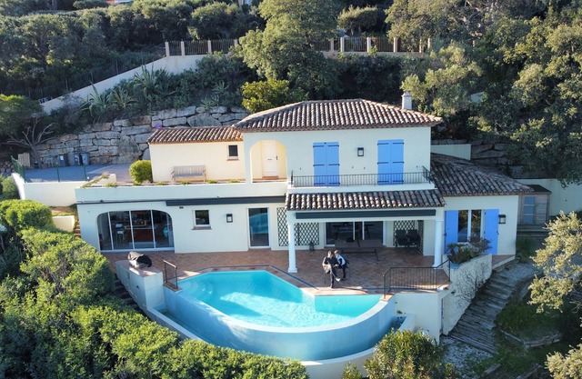 Lovely 4 bedroom villa with Sea view, heated pool at the Golf of St-Tropez