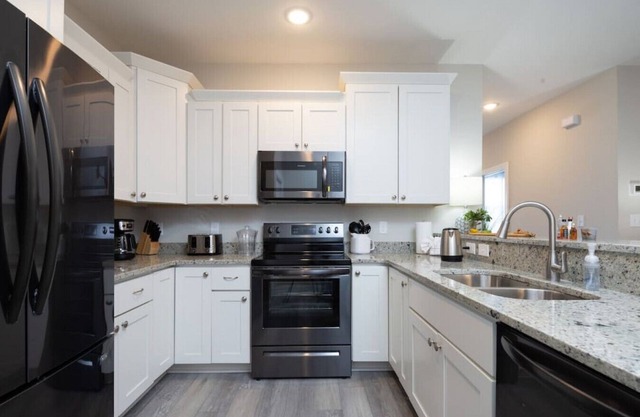 Lovely 4BR King Beds Steps To Beach & Pier #H