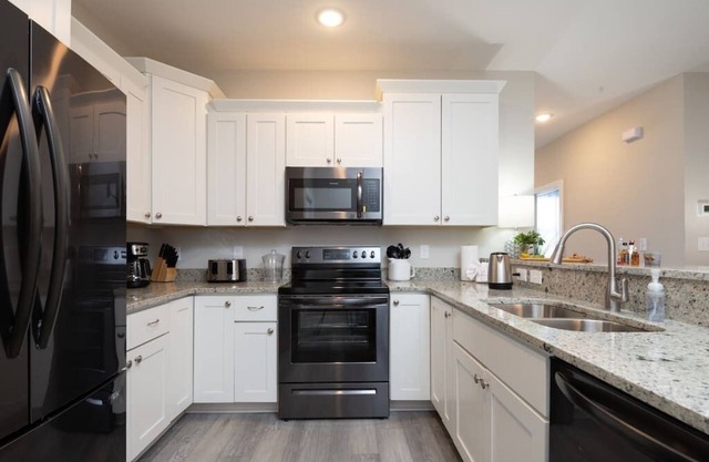 Lovely 4BR King Beds Steps To Beach & Pier #J