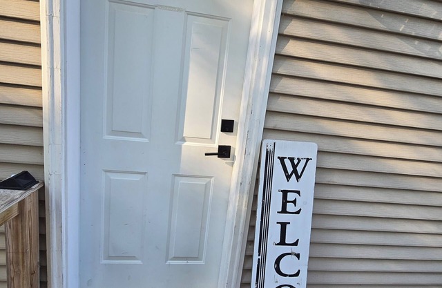 Lovely 5 bd/den, 9 beds, 3 bath, 2 livingrooms, kitchen/Kitchenette, and hot tub