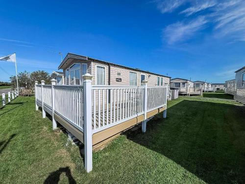 Lovely 8 Berth Caravan With Large Decking Area In Caister, Norfolk Ref 65055Eb