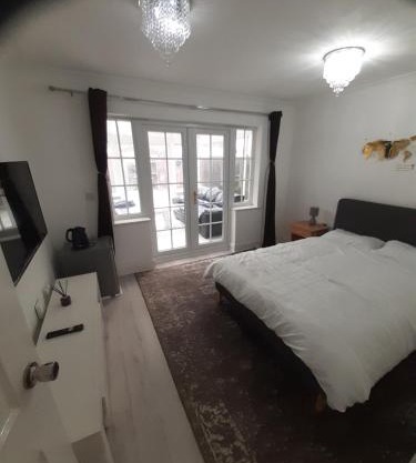 Lovely and Spacious Room with Conservatory