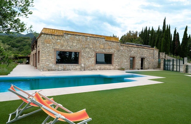 Lovely apartment for 4 people with pool, A/C, WIFI, TV, balcony and pets allowed