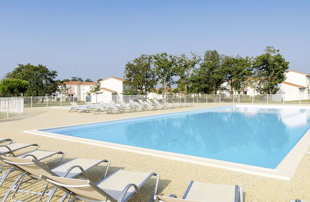 Lovely apartment in villa for 4 people with pool, hot tub, TV, terrace, pets allowed and parking