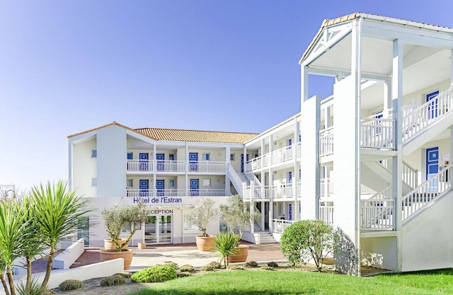 Lovely apartment for 5 people with WIFI, pool, TV, terrace and pets allowed