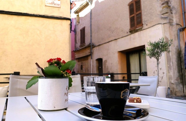 Lovely apartment for 6 guests with WIFI, pool, A/C, TV, patio and pets allowed