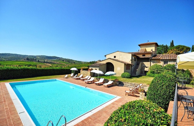 Lovely apartment with pool, A/C, WIFI, TV and pets allowed, close to Greve In Chianti