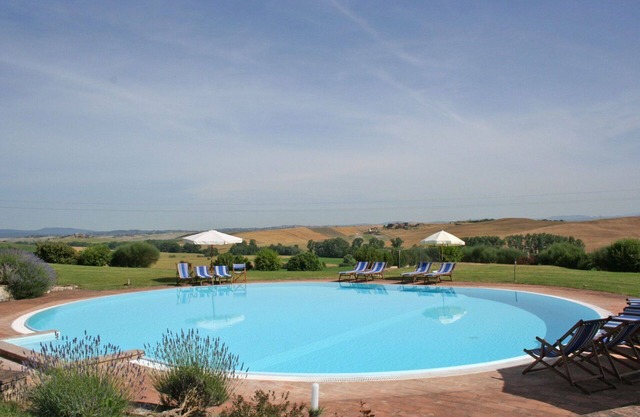 Lovely apartment for 5 guests with pool, WIFI, panoramic view and parking, close to Siena