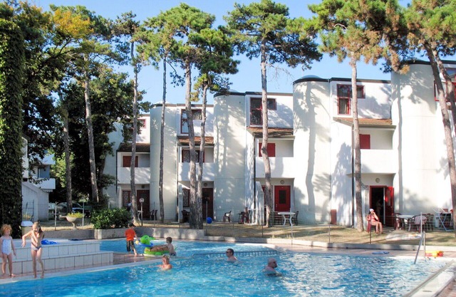 Lovely apartment in villa for 8 people with pool, A/C, WIFI, TV, patio, pets allowed and parking