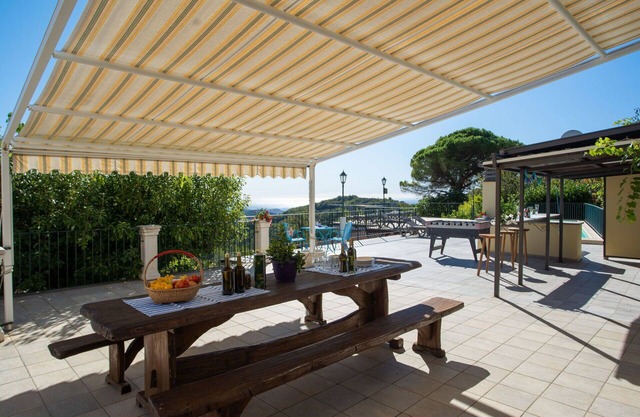 Lovely apartment for 30 guests with A/C, hot tub, pool, WIFI, TV and patio