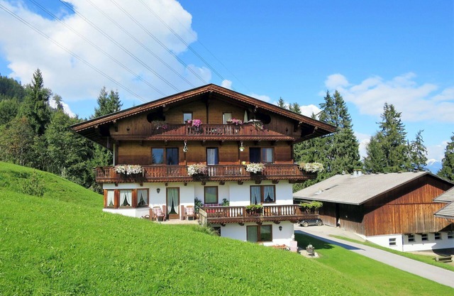 Lovely apartment for 11 guests with WIFI, TV, balcony and parking