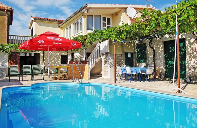 Lovely apartment for 6 people with WIFI, A/C, private pool, TV, terrace, pets allowed and parking