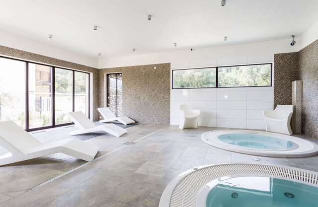 Lovely apartment for 6 people with pool, hot tub, WIFI, A/C, TV, balcony, pets allowed and parking