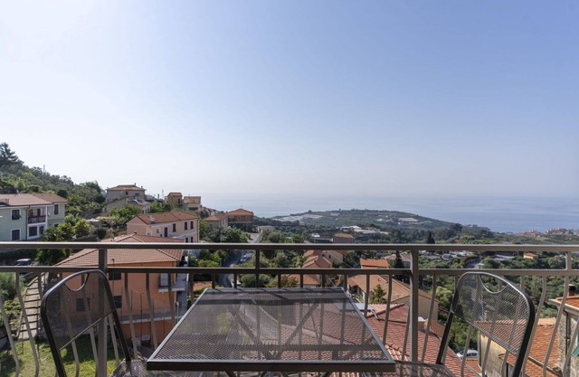 Lovely apartment for 6 guests with A/C, WIFI, balcony, pets allowed and parking