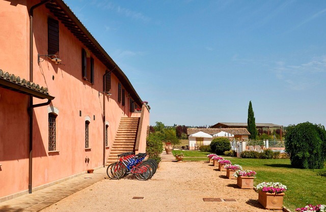 Lovely apartment for 4 people with WIFI, pool, TV, pets allowed and parking, close to Spoleto