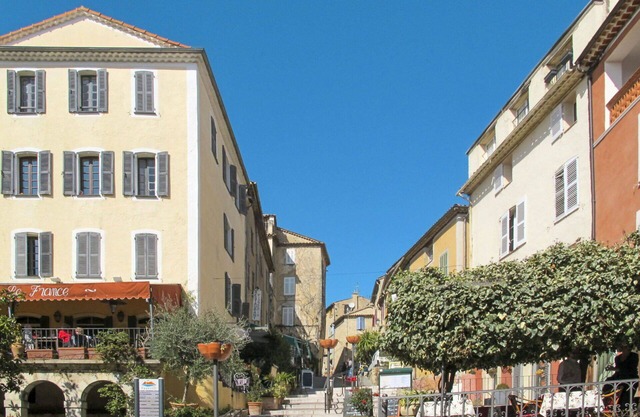 Lovely apartment in villa for 4 guests with WIFI, pool, A/C, TV, patio and pets allowed