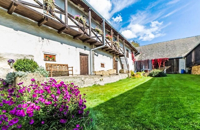Lovely apartment in villa for 3 people with pool, WIFI, TV, pets allowed and parking