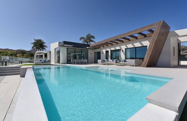 Lovely apartment in villa for 12 people with private pool, A/C, WIFI, TV, terrace and pets allowed