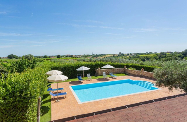 Lovely apartment in villa for 4 people with pool, WIFI, TV, terrace, pets allowed and parking