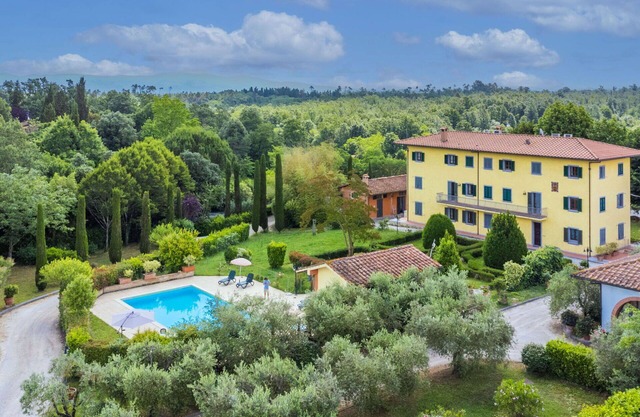Lovely apartment in villa for 15 people with WIFI, A/C, private pool, hot tub, TV and pets allowed