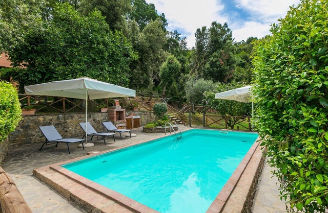 Lovely apartment in villa for 5 guests with WIFI, A/C, pool, TV, patio and pets allowed