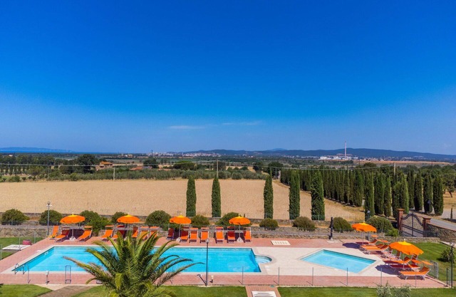Lovely apartment in villa for 4 guests with A/C, pool, WIFI, TV, terrace and pets allowed
