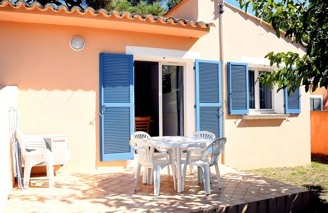 Lovely apartment in villa for 8 guests with WIFI, pool, TV, terrace, pets allowed and parking